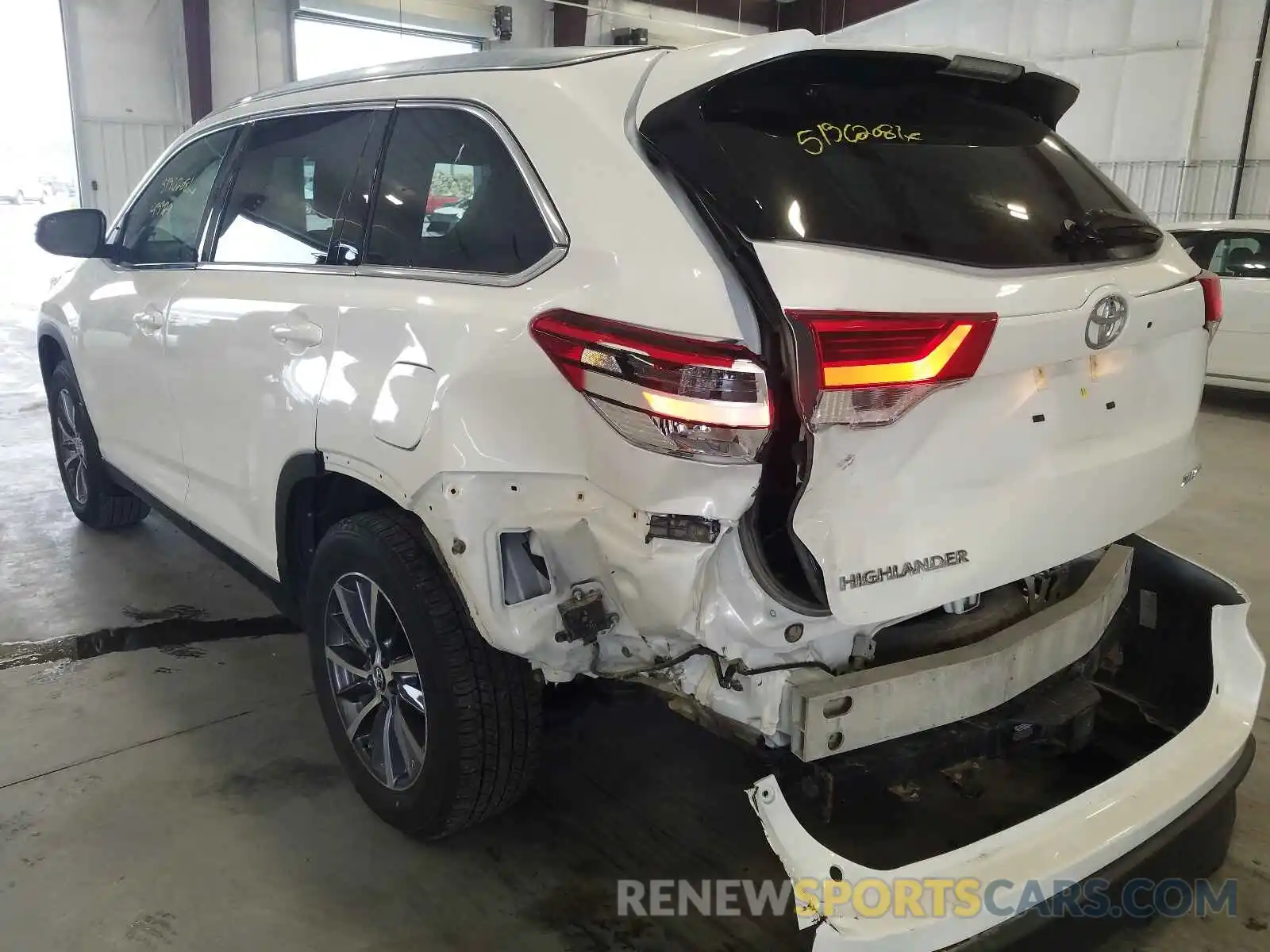 3 Photograph of a damaged car 5TDJZRFH6KS589390 TOYOTA HIGHLANDER 2019