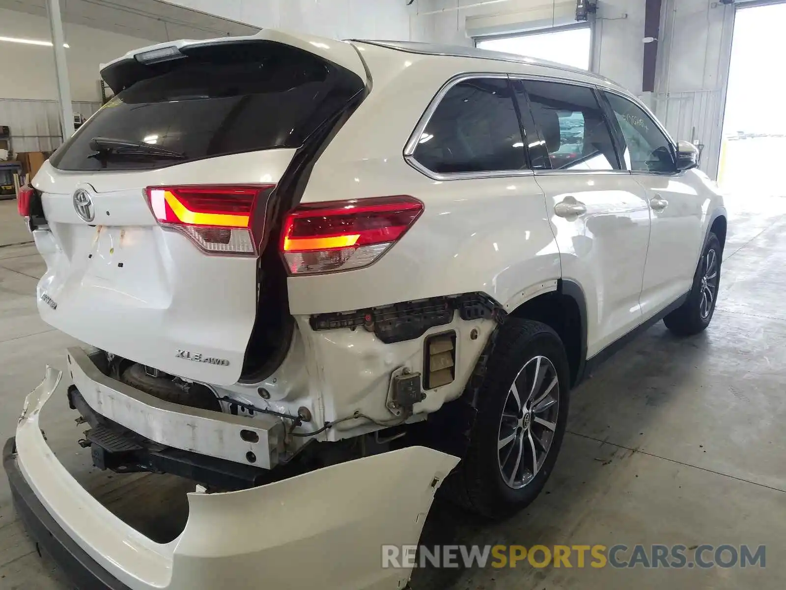 4 Photograph of a damaged car 5TDJZRFH6KS589390 TOYOTA HIGHLANDER 2019