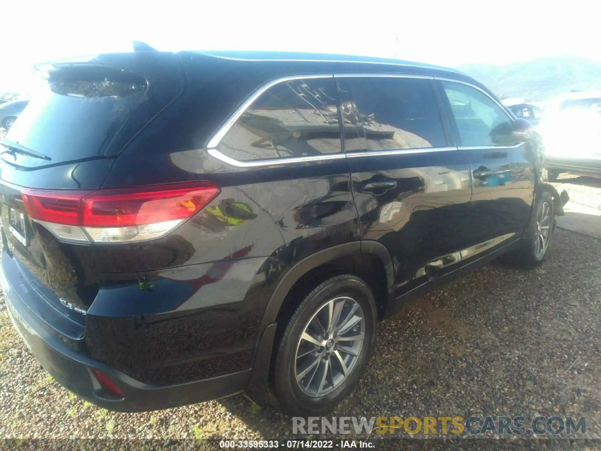 4 Photograph of a damaged car 5TDJZRFH6KS590927 TOYOTA HIGHLANDER 2019