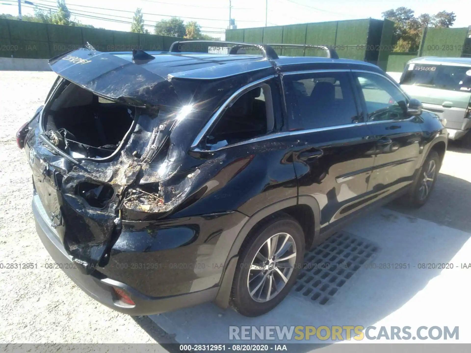 4 Photograph of a damaged car 5TDJZRFH6KS591625 TOYOTA HIGHLANDER 2019