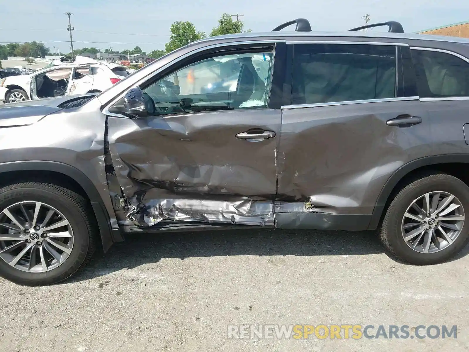 9 Photograph of a damaged car 5TDJZRFH6KS591916 TOYOTA HIGHLANDER 2019