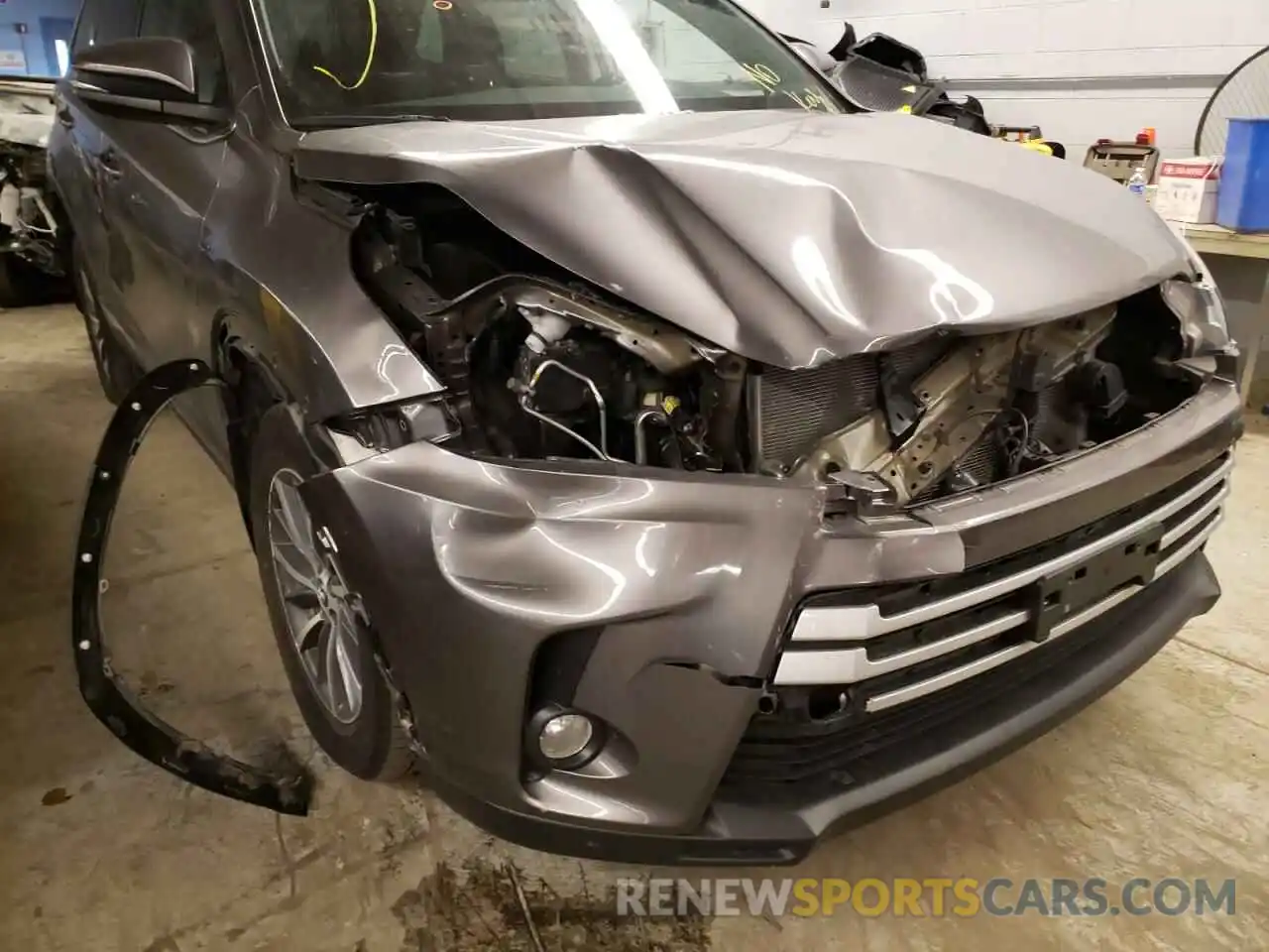 9 Photograph of a damaged car 5TDJZRFH6KS592466 TOYOTA HIGHLANDER 2019