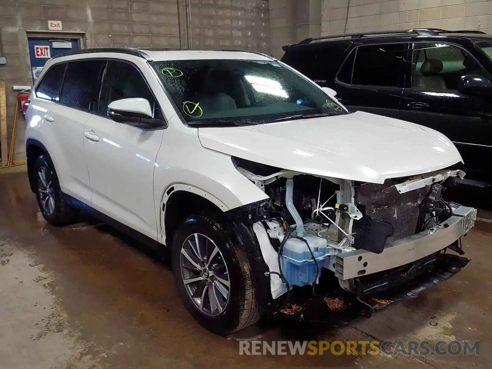 1 Photograph of a damaged car 5TDJZRFH6KS592757 TOYOTA HIGHLANDER 2019