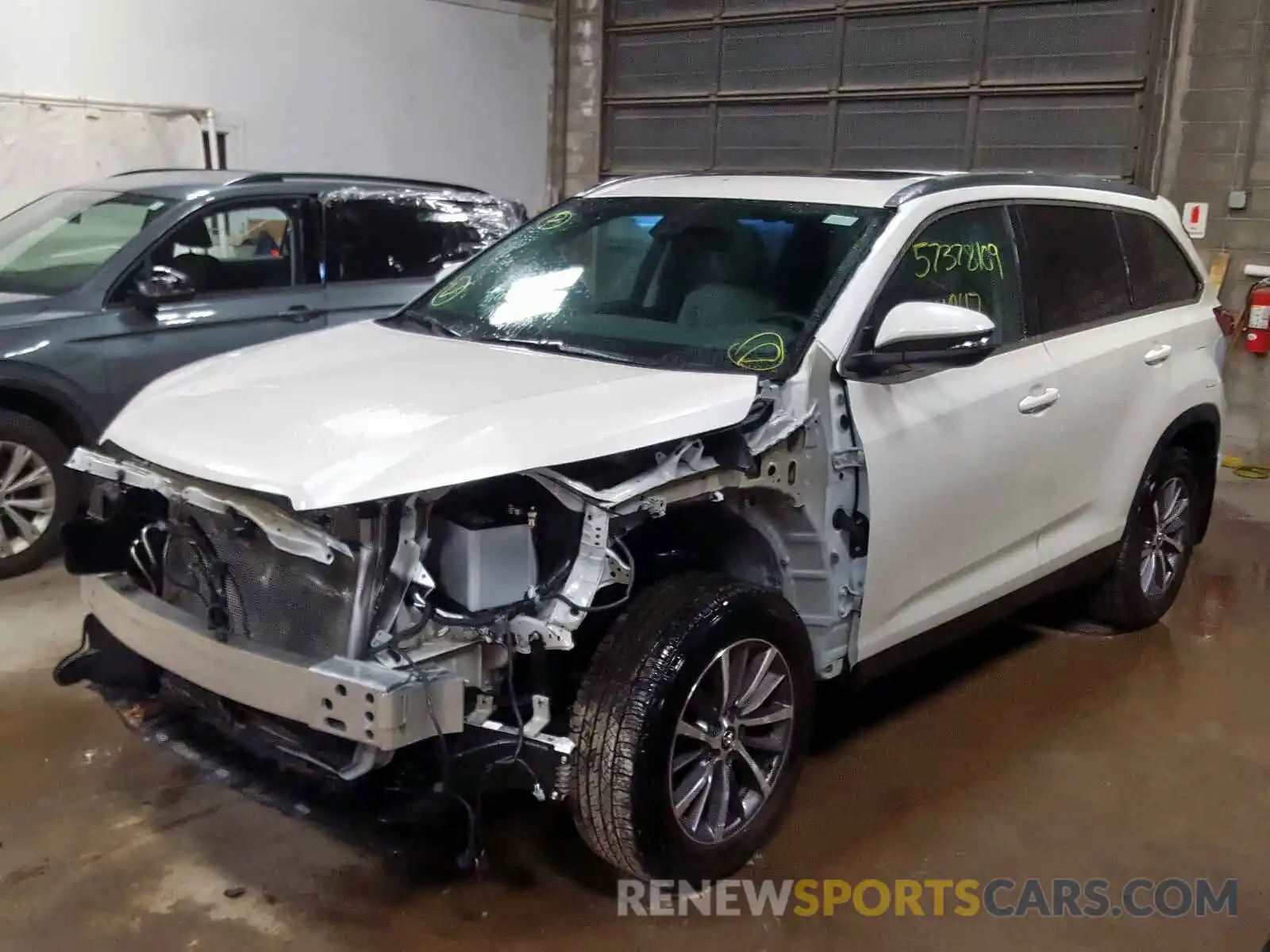 2 Photograph of a damaged car 5TDJZRFH6KS592757 TOYOTA HIGHLANDER 2019