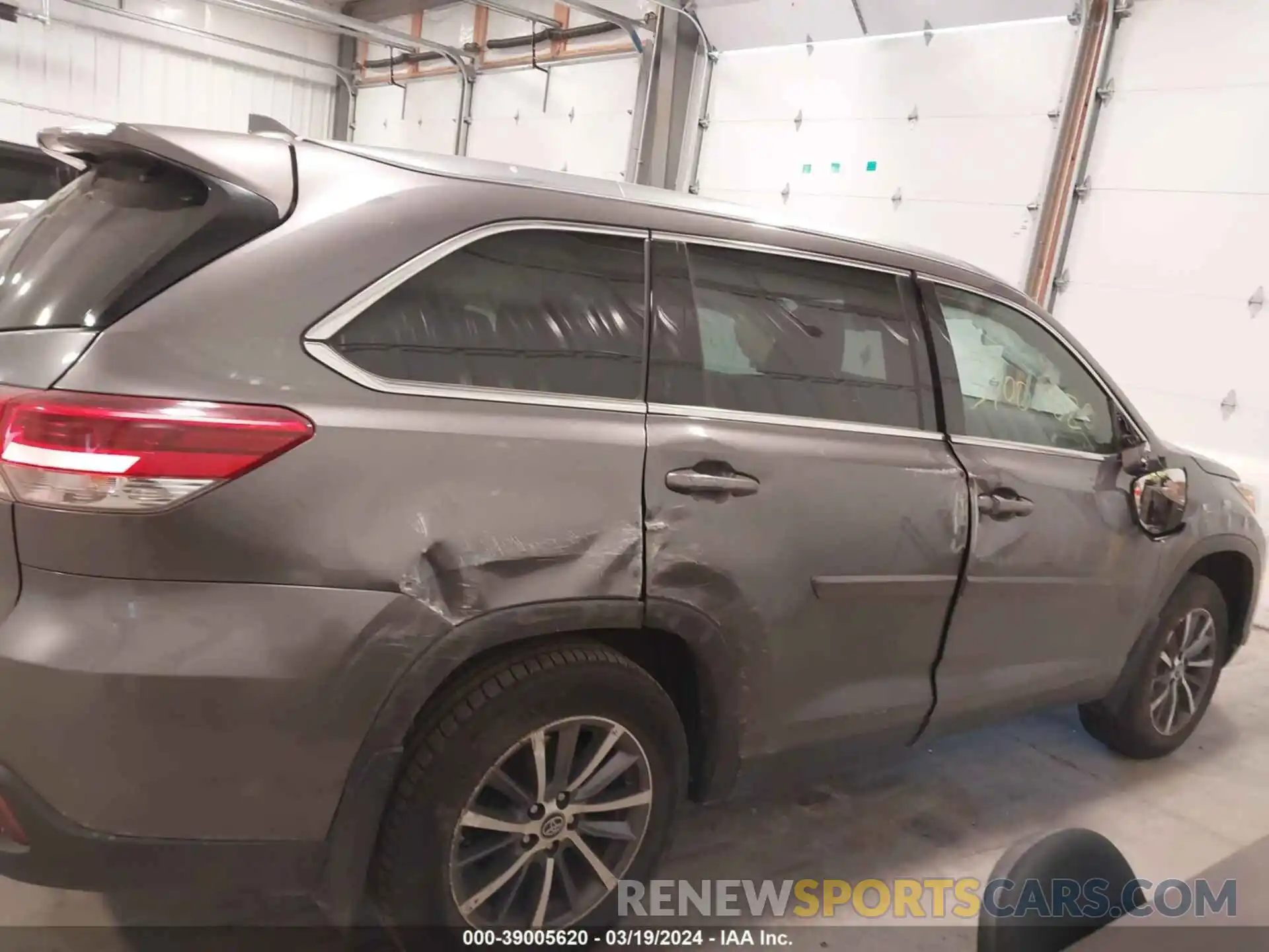 13 Photograph of a damaged car 5TDJZRFH6KS593875 TOYOTA HIGHLANDER 2019