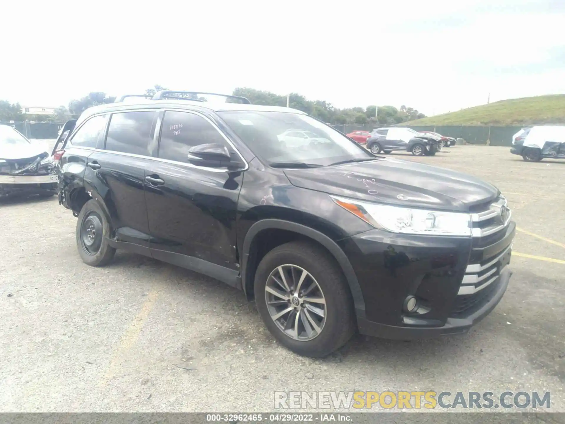 1 Photograph of a damaged car 5TDJZRFH6KS594301 TOYOTA HIGHLANDER 2019