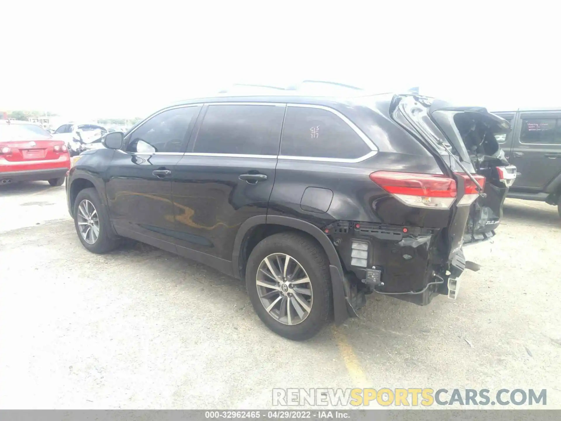 3 Photograph of a damaged car 5TDJZRFH6KS594301 TOYOTA HIGHLANDER 2019