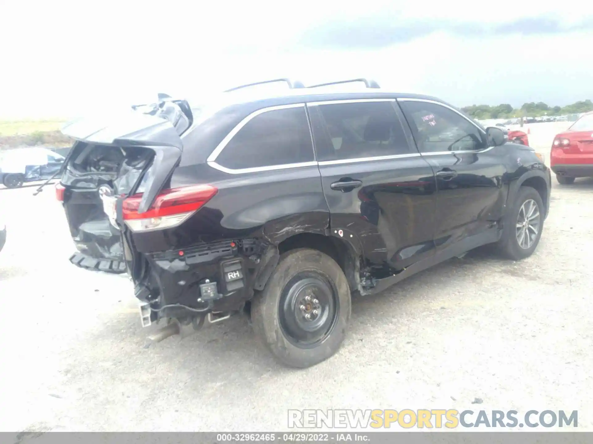 4 Photograph of a damaged car 5TDJZRFH6KS594301 TOYOTA HIGHLANDER 2019