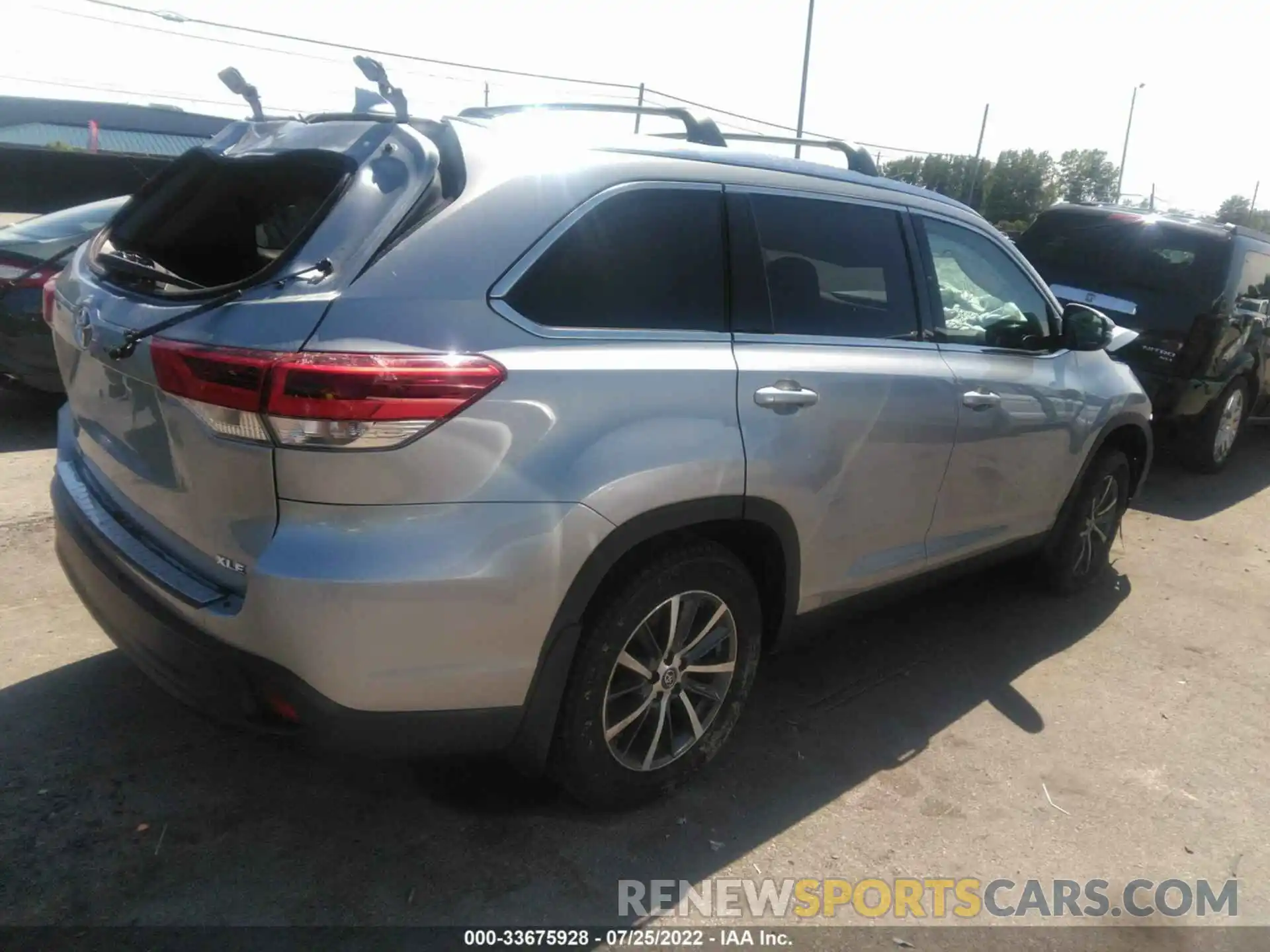 4 Photograph of a damaged car 5TDJZRFH6KS595383 TOYOTA HIGHLANDER 2019