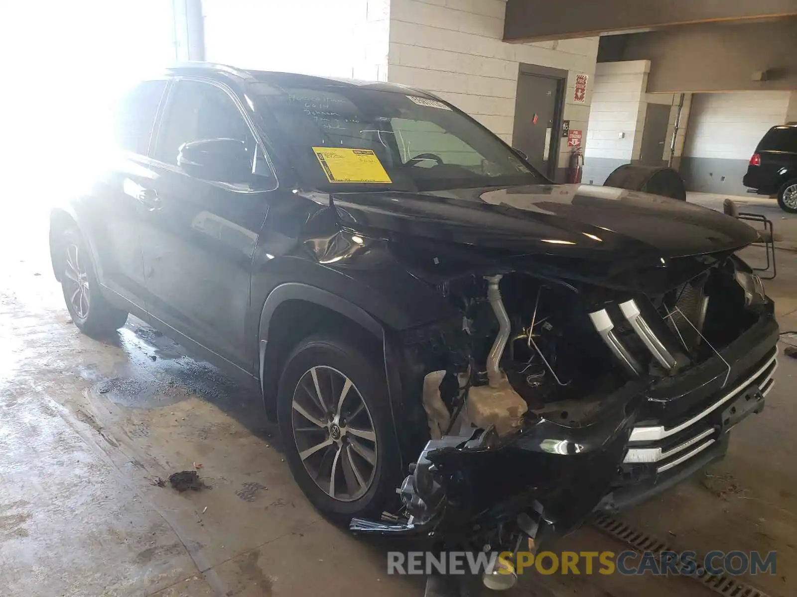 1 Photograph of a damaged car 5TDJZRFH6KS598431 TOYOTA HIGHLANDER 2019