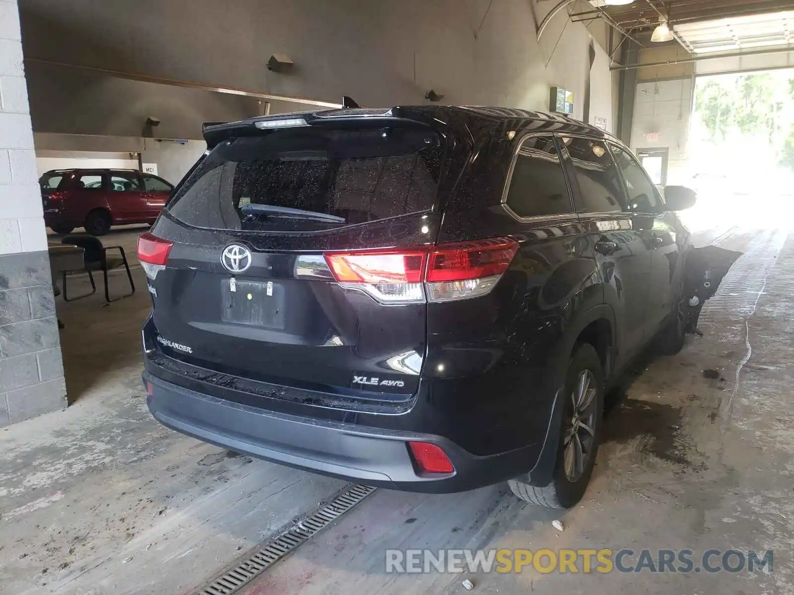 4 Photograph of a damaged car 5TDJZRFH6KS598431 TOYOTA HIGHLANDER 2019