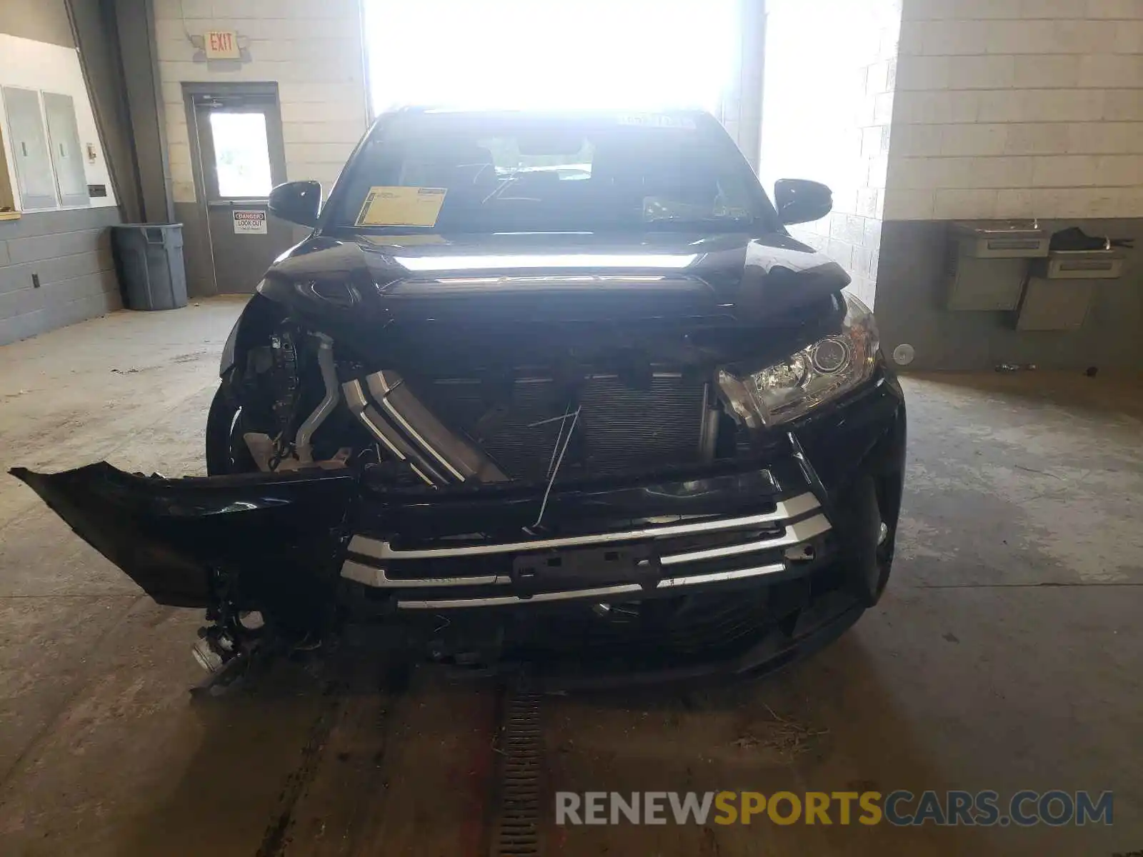 9 Photograph of a damaged car 5TDJZRFH6KS598431 TOYOTA HIGHLANDER 2019