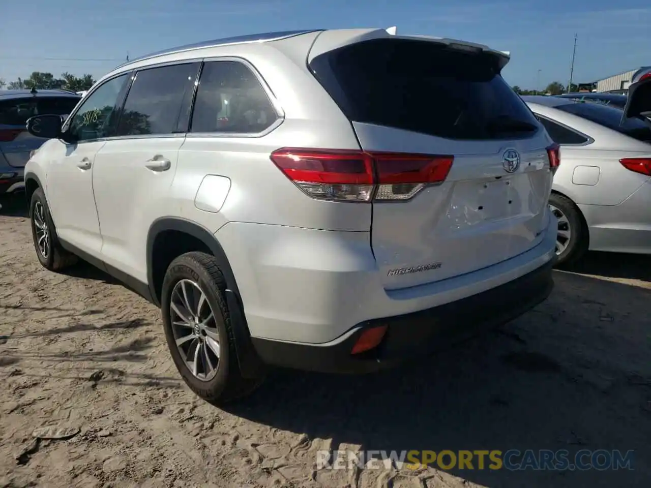 3 Photograph of a damaged car 5TDJZRFH6KS598686 TOYOTA HIGHLANDER 2019