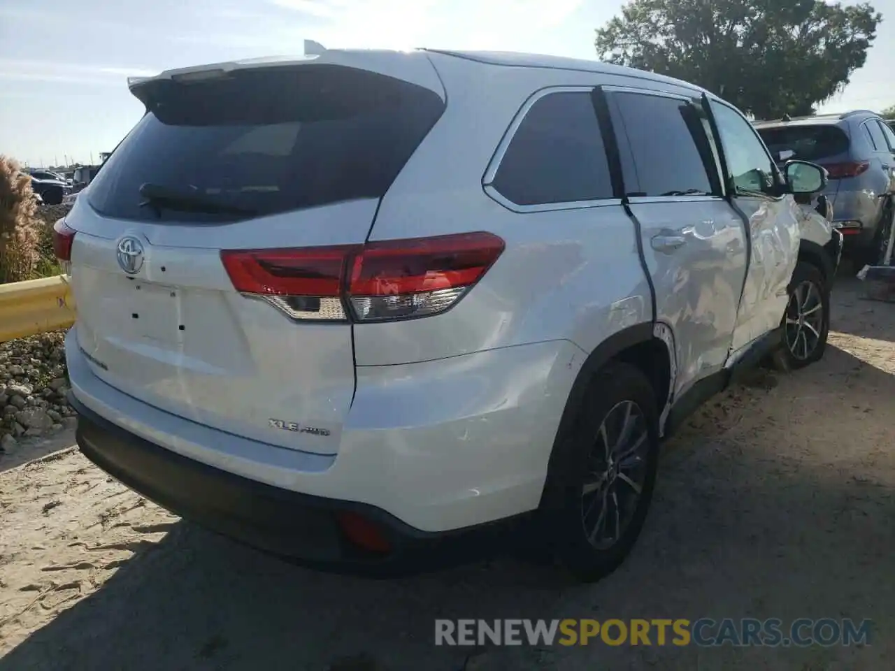 4 Photograph of a damaged car 5TDJZRFH6KS598686 TOYOTA HIGHLANDER 2019