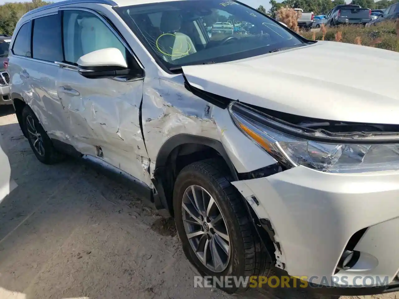 9 Photograph of a damaged car 5TDJZRFH6KS598686 TOYOTA HIGHLANDER 2019