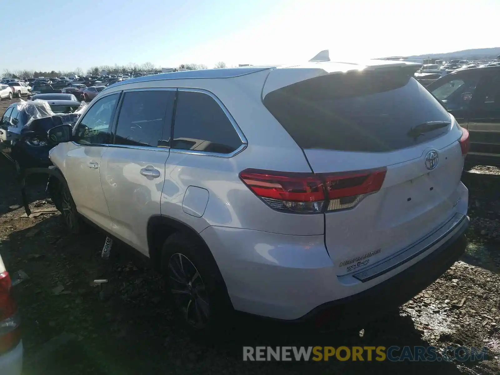 3 Photograph of a damaged car 5TDJZRFH6KS598946 TOYOTA HIGHLANDER 2019