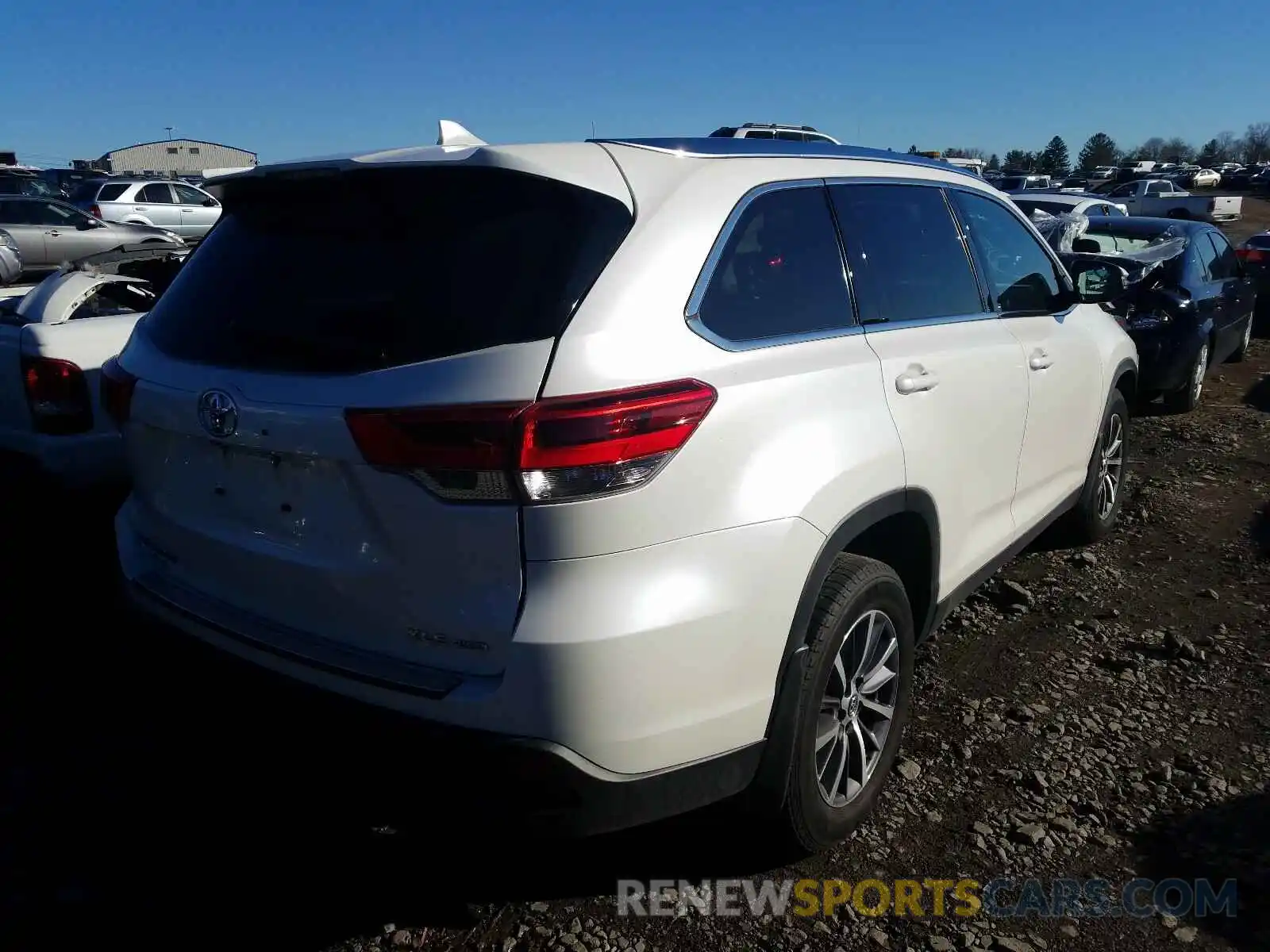 4 Photograph of a damaged car 5TDJZRFH6KS598946 TOYOTA HIGHLANDER 2019