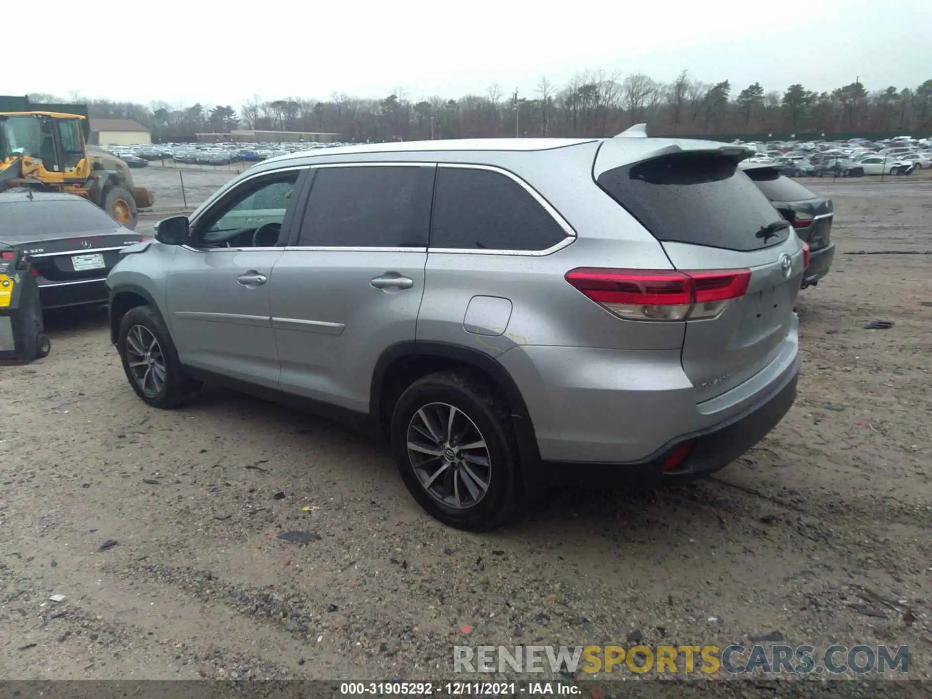 3 Photograph of a damaged car 5TDJZRFH6KS601280 TOYOTA HIGHLANDER 2019