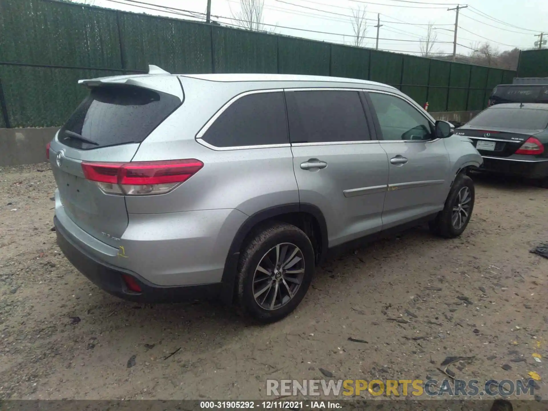 4 Photograph of a damaged car 5TDJZRFH6KS601280 TOYOTA HIGHLANDER 2019