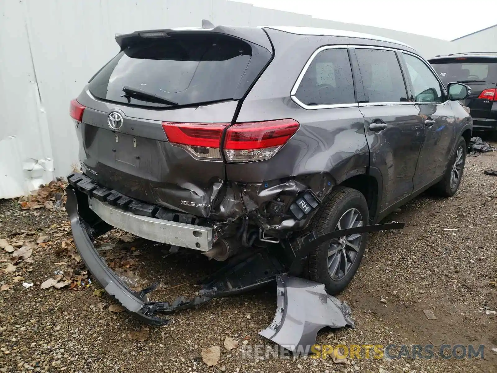 4 Photograph of a damaged car 5TDJZRFH6KS603904 TOYOTA HIGHLANDER 2019