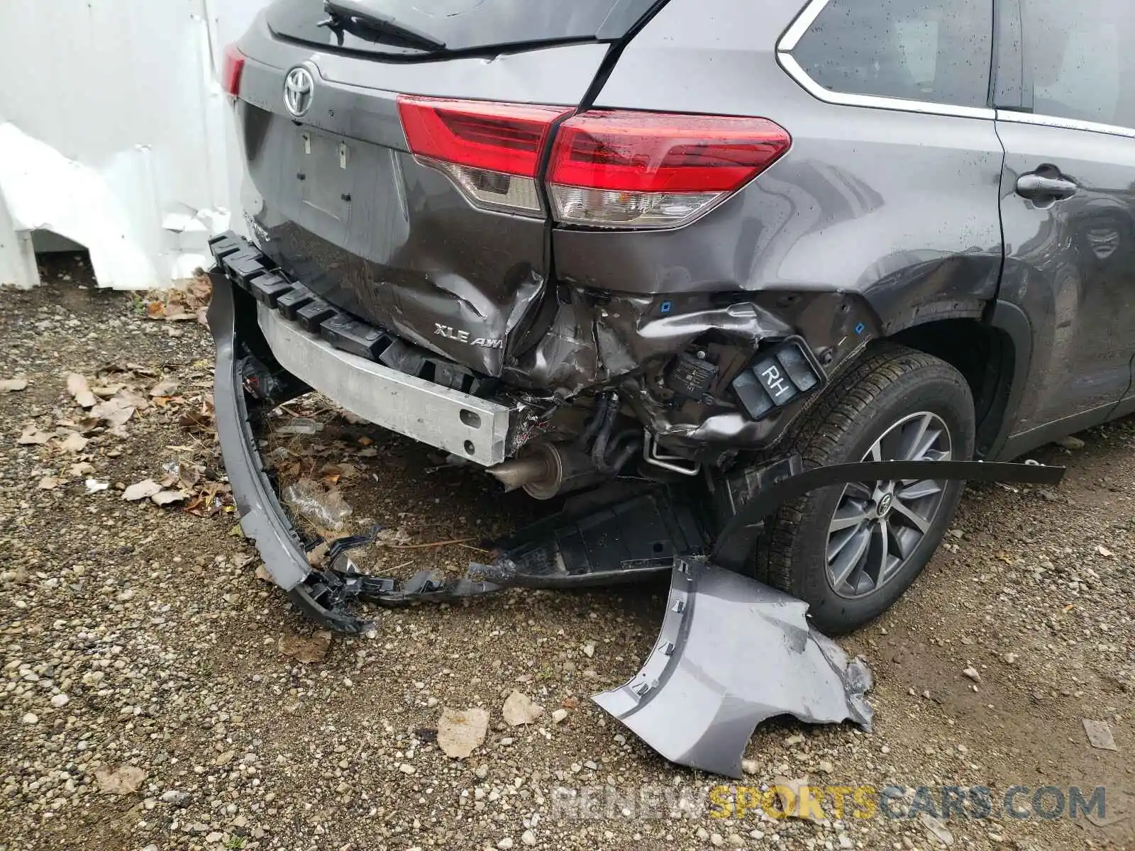 9 Photograph of a damaged car 5TDJZRFH6KS603904 TOYOTA HIGHLANDER 2019