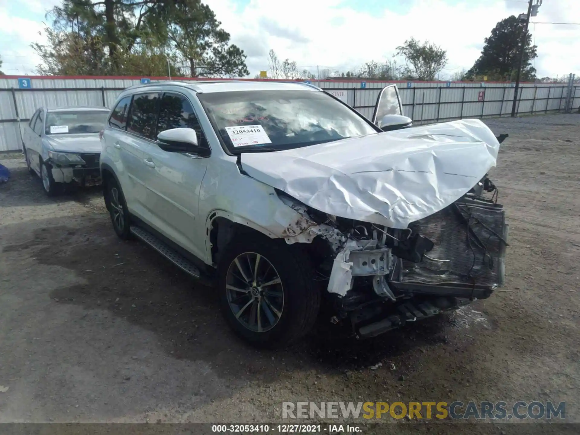 1 Photograph of a damaged car 5TDJZRFH6KS605006 TOYOTA HIGHLANDER 2019