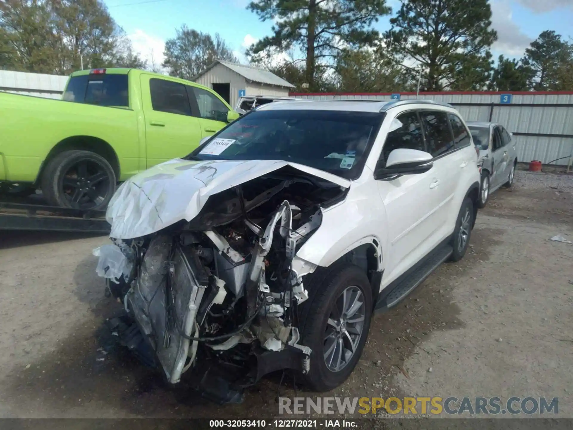 2 Photograph of a damaged car 5TDJZRFH6KS605006 TOYOTA HIGHLANDER 2019