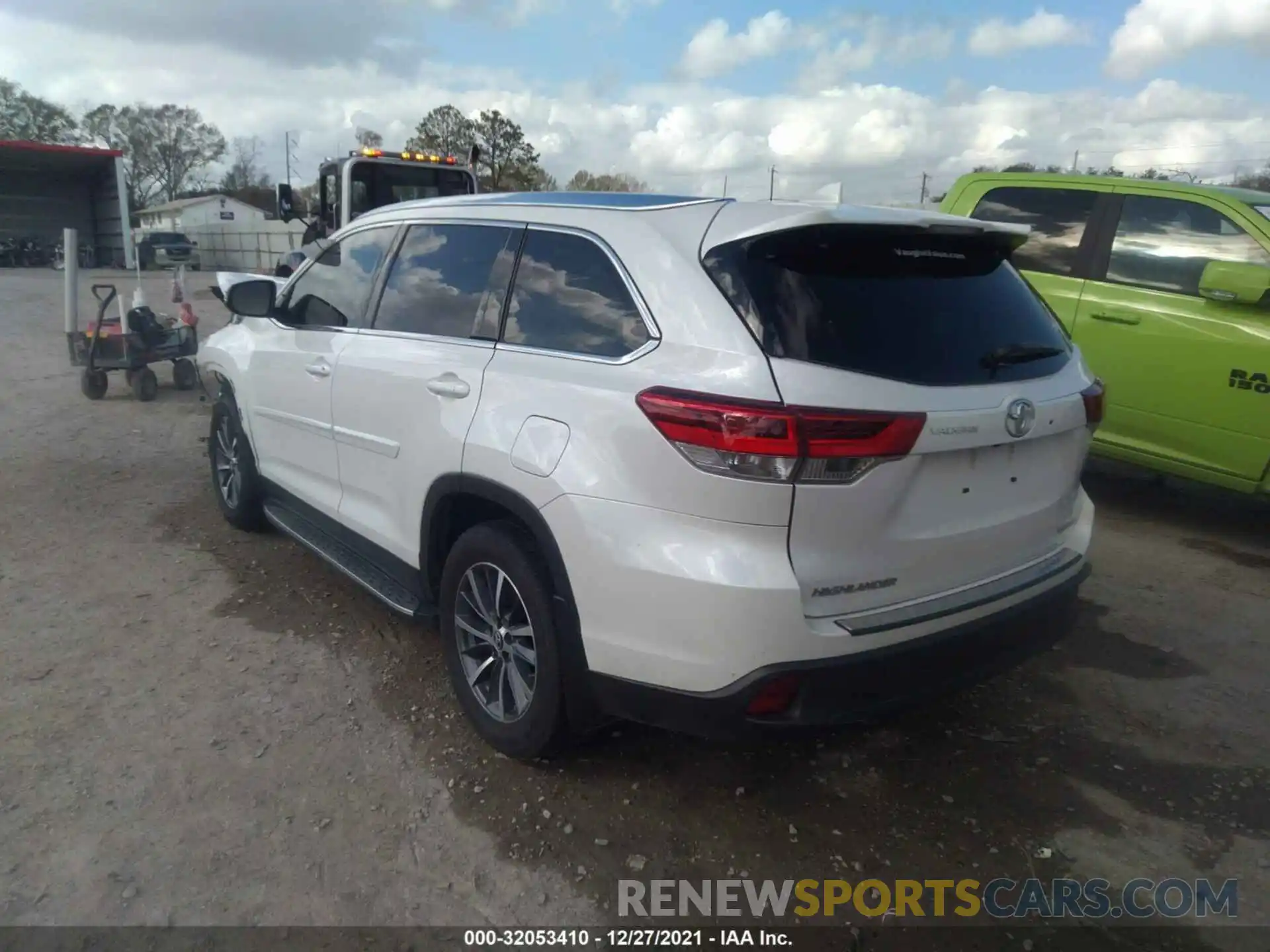 3 Photograph of a damaged car 5TDJZRFH6KS605006 TOYOTA HIGHLANDER 2019