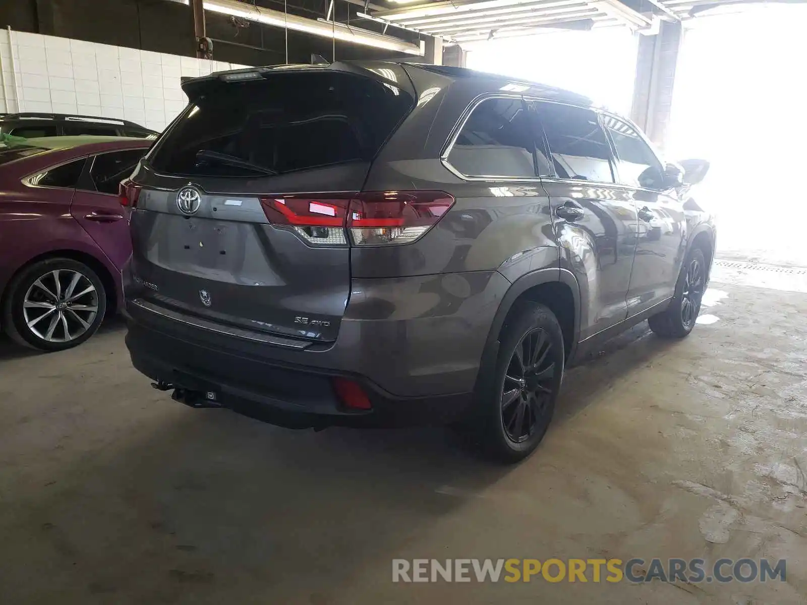 4 Photograph of a damaged car 5TDJZRFH6KS608407 TOYOTA HIGHLANDER 2019