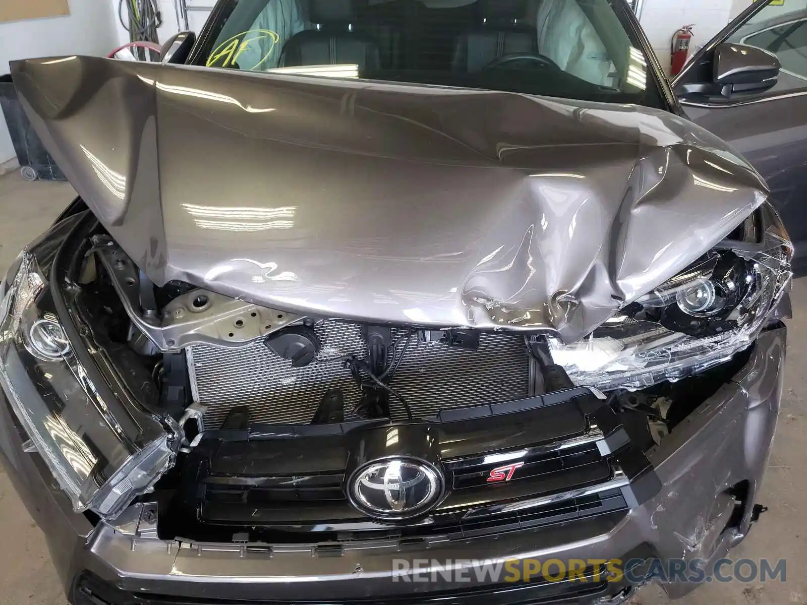 7 Photograph of a damaged car 5TDJZRFH6KS608407 TOYOTA HIGHLANDER 2019