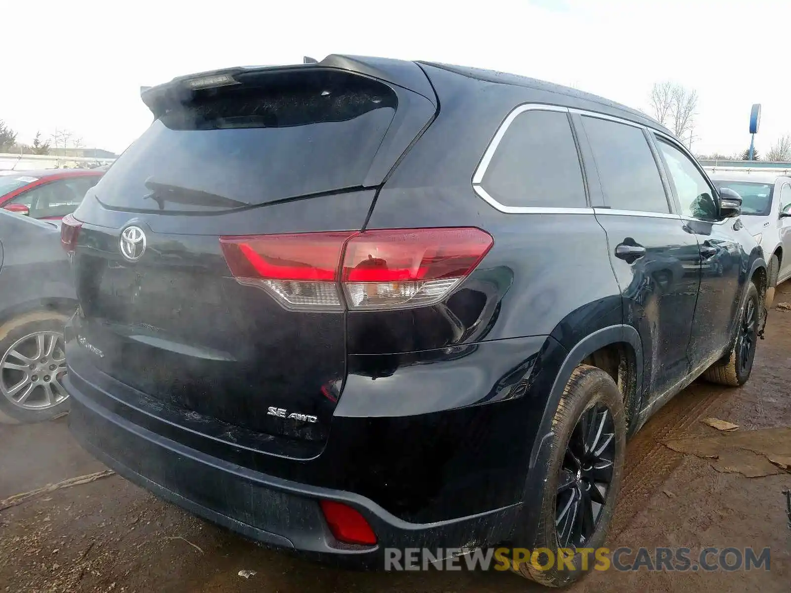 4 Photograph of a damaged car 5TDJZRFH6KS608536 TOYOTA HIGHLANDER 2019