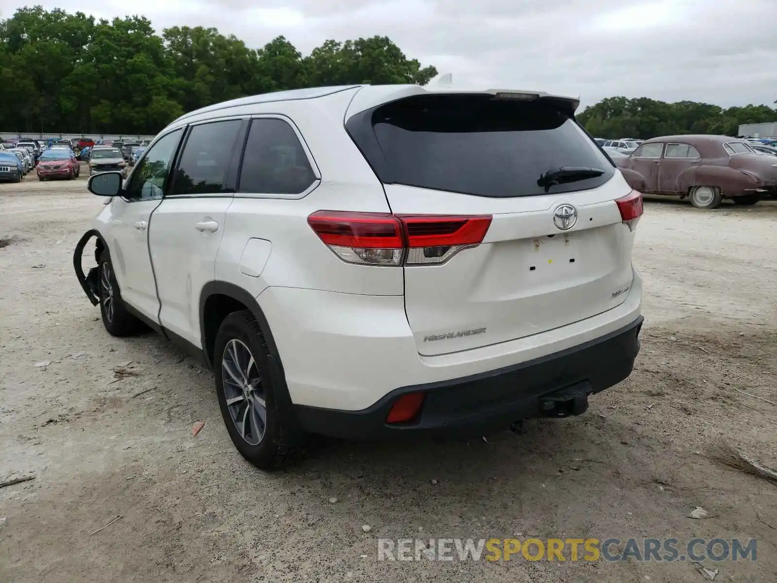 3 Photograph of a damaged car 5TDJZRFH6KS610027 TOYOTA HIGHLANDER 2019