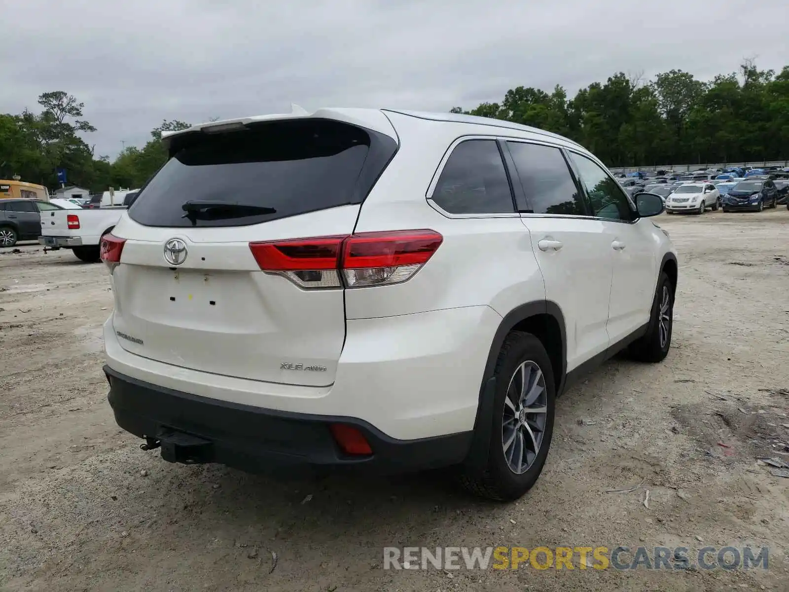 4 Photograph of a damaged car 5TDJZRFH6KS610027 TOYOTA HIGHLANDER 2019