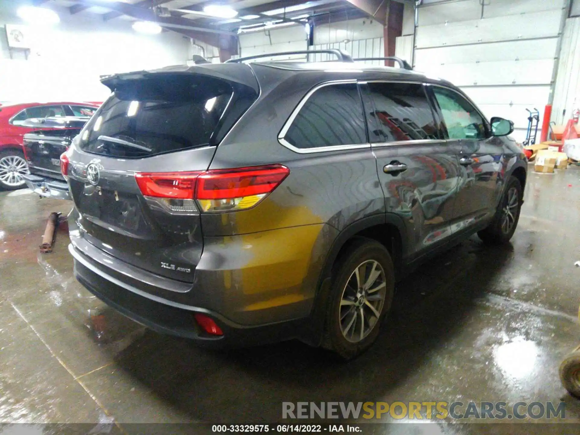 4 Photograph of a damaged car 5TDJZRFH6KS610156 TOYOTA HIGHLANDER 2019