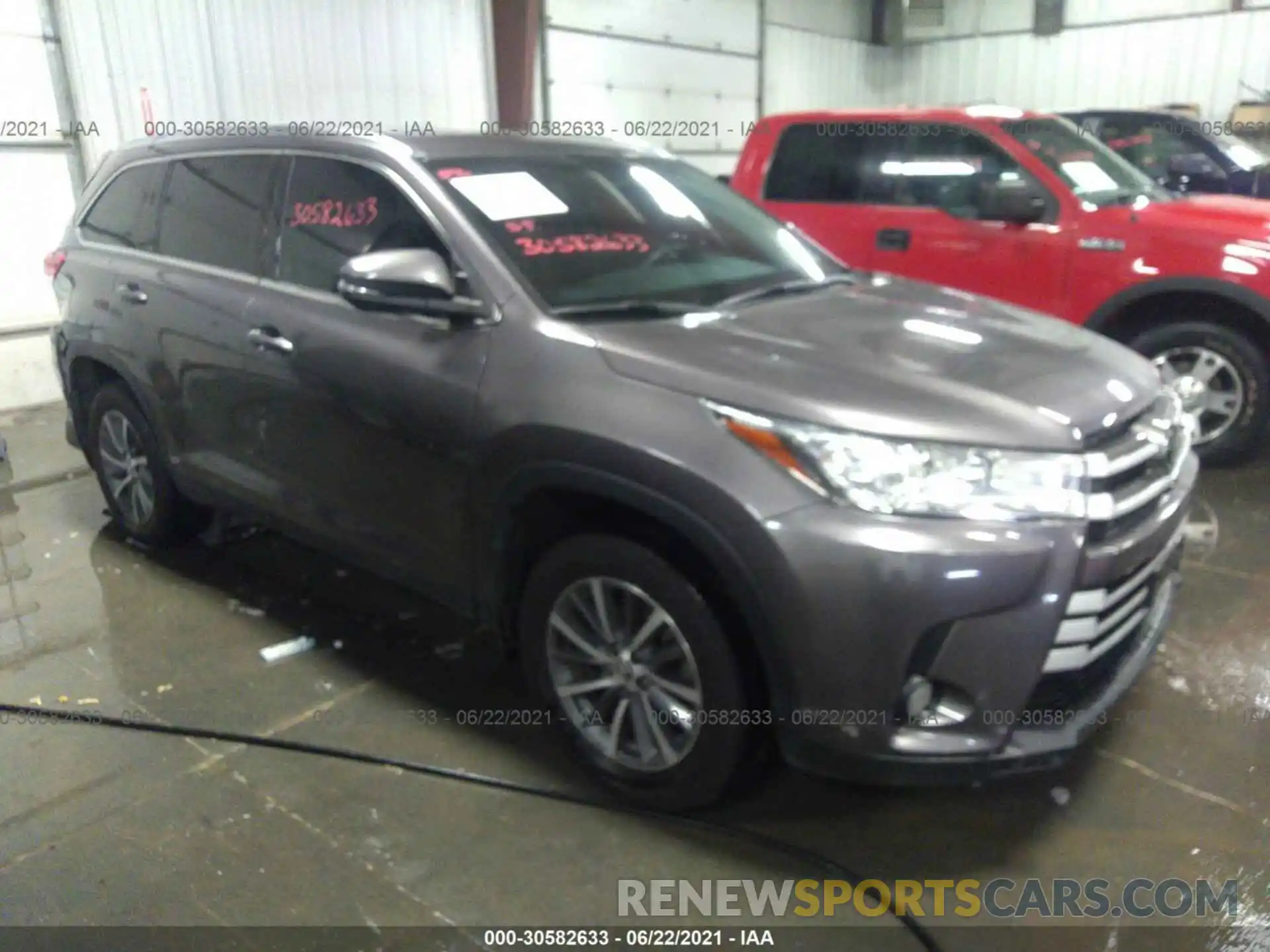 1 Photograph of a damaged car 5TDJZRFH6KS611095 TOYOTA HIGHLANDER 2019