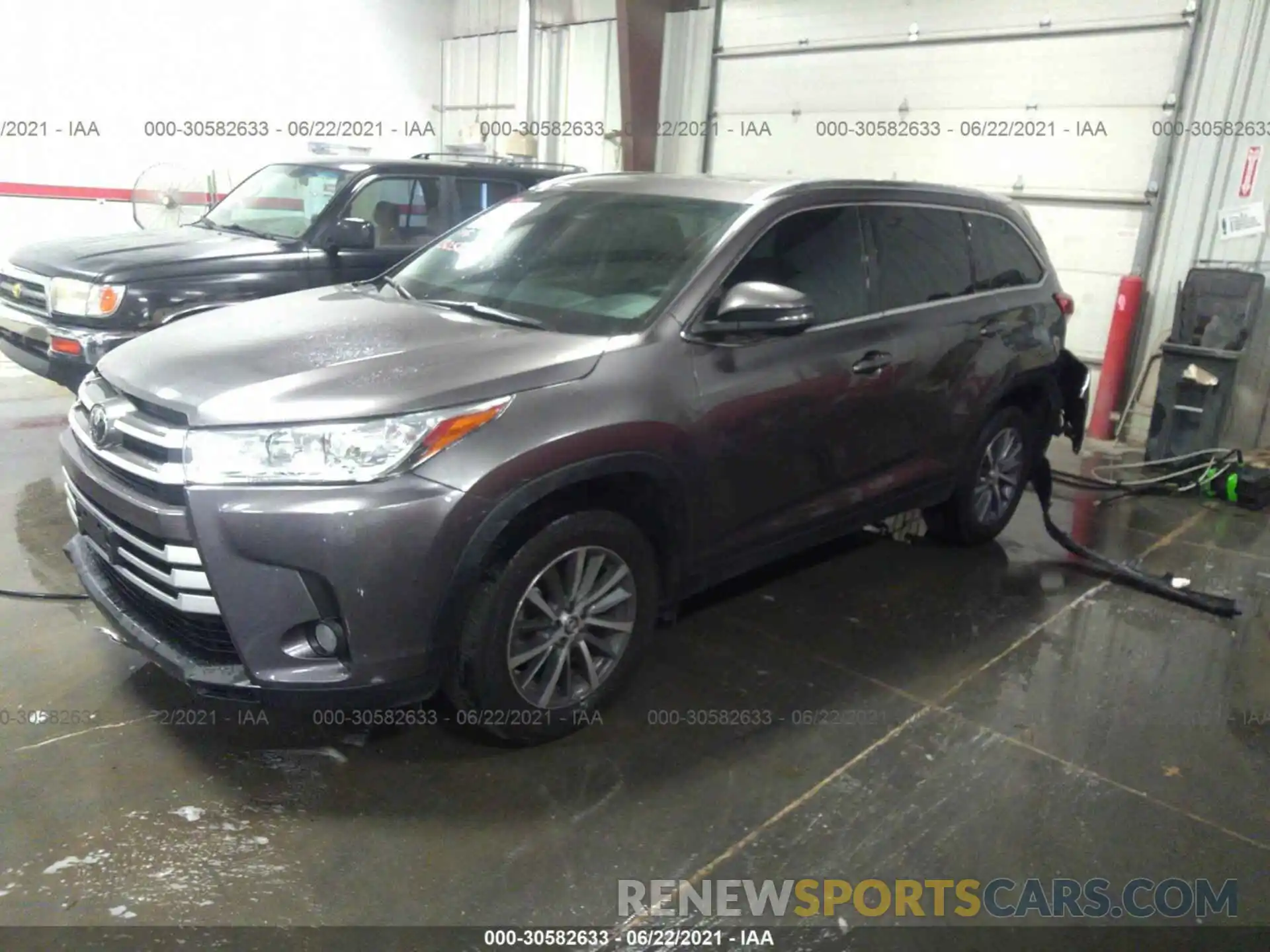 2 Photograph of a damaged car 5TDJZRFH6KS611095 TOYOTA HIGHLANDER 2019