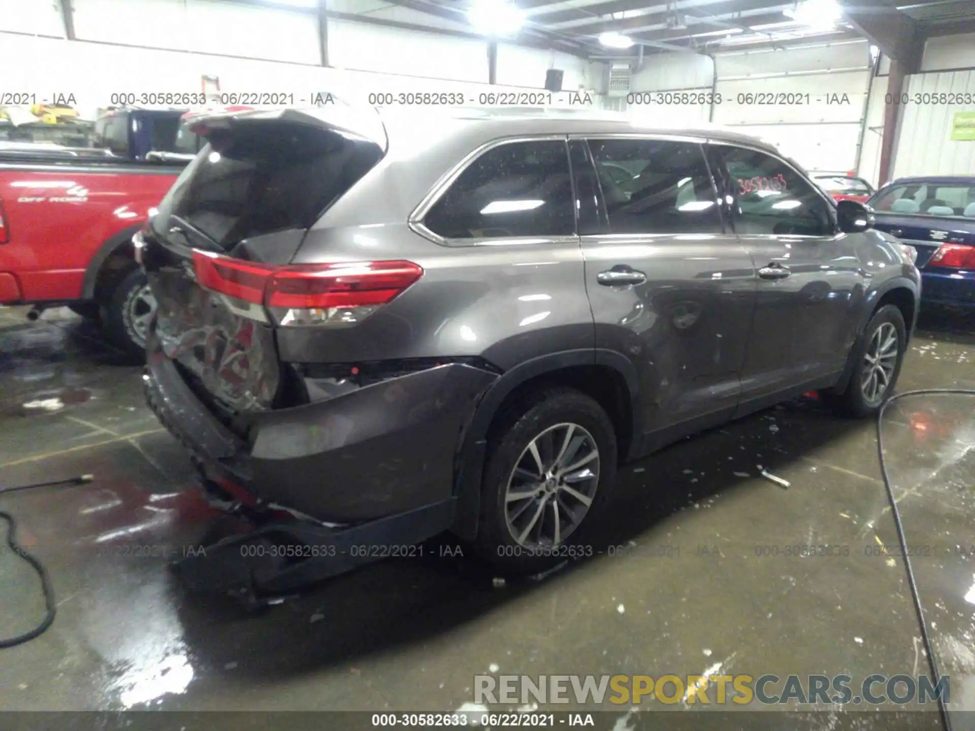 4 Photograph of a damaged car 5TDJZRFH6KS611095 TOYOTA HIGHLANDER 2019