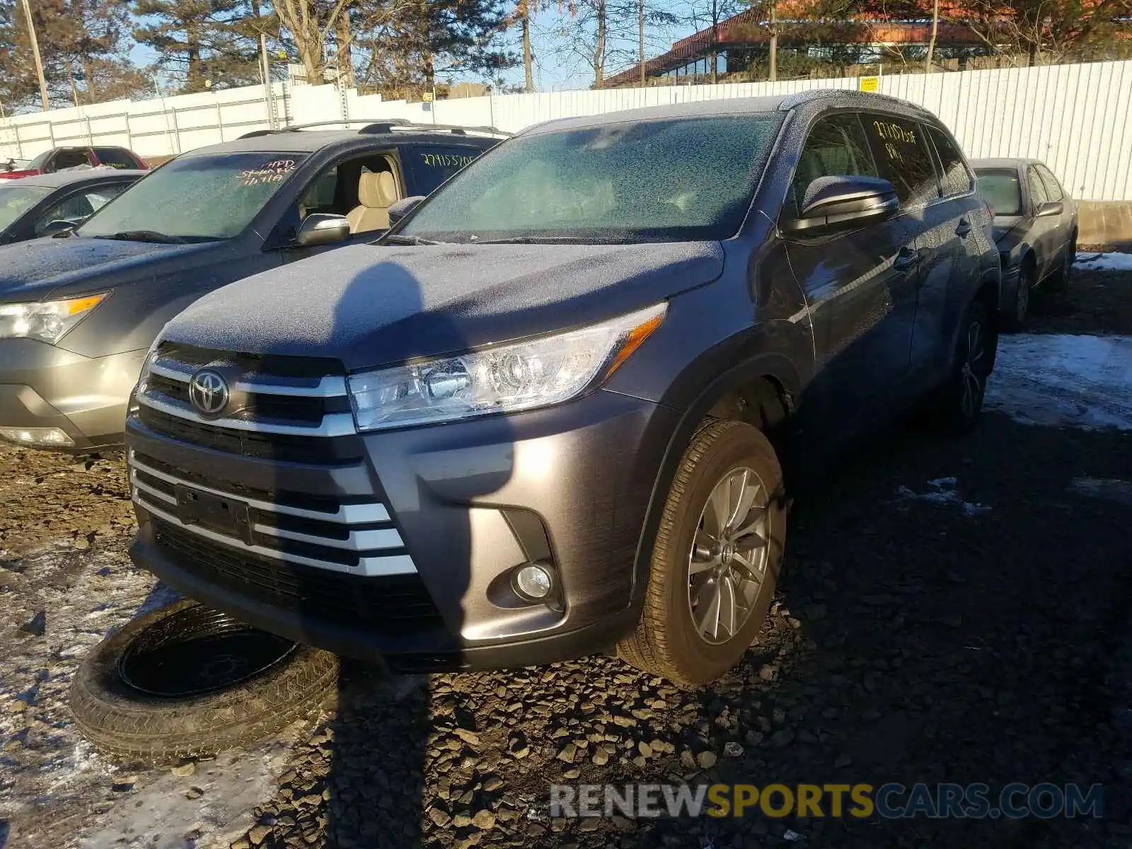 2 Photograph of a damaged car 5TDJZRFH6KS612067 TOYOTA HIGHLANDER 2019