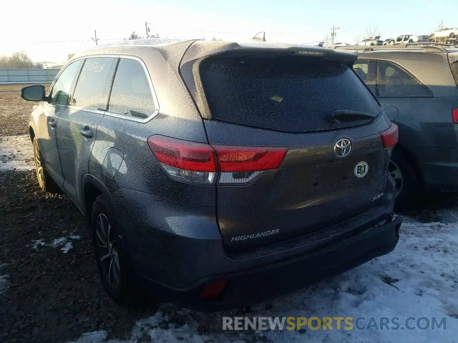 3 Photograph of a damaged car 5TDJZRFH6KS612067 TOYOTA HIGHLANDER 2019