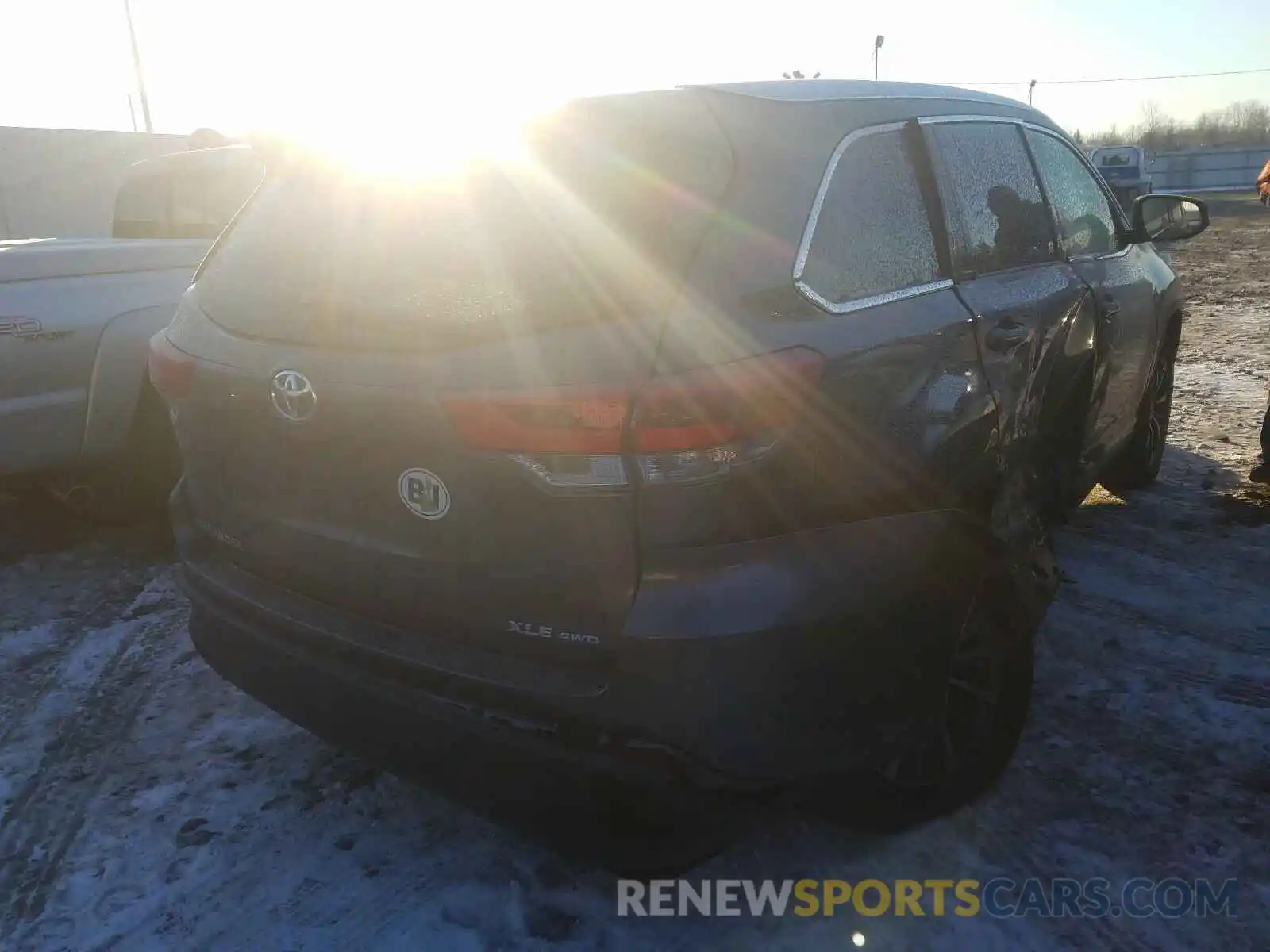 4 Photograph of a damaged car 5TDJZRFH6KS612067 TOYOTA HIGHLANDER 2019