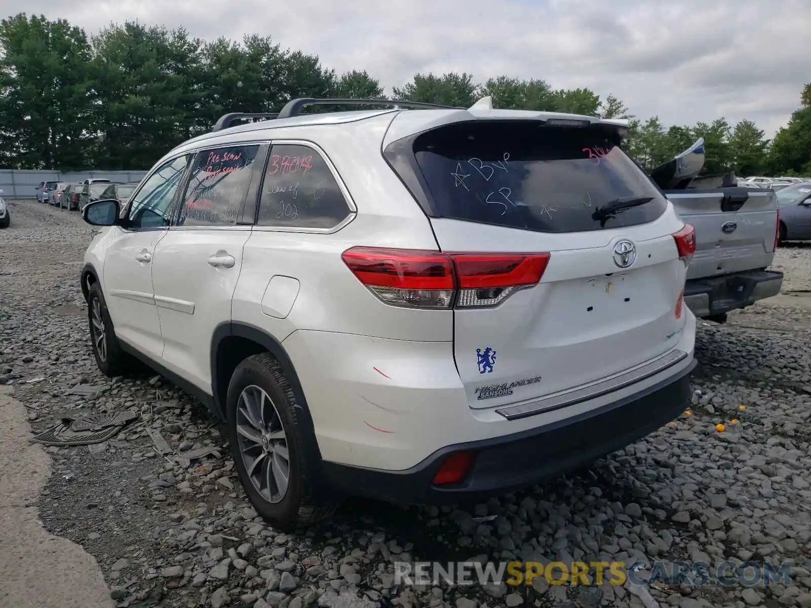 3 Photograph of a damaged car 5TDJZRFH6KS613946 TOYOTA HIGHLANDER 2019