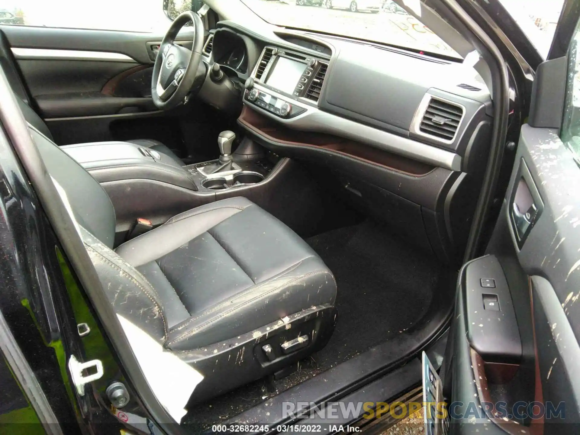 5 Photograph of a damaged car 5TDJZRFH6KS614997 TOYOTA HIGHLANDER 2019