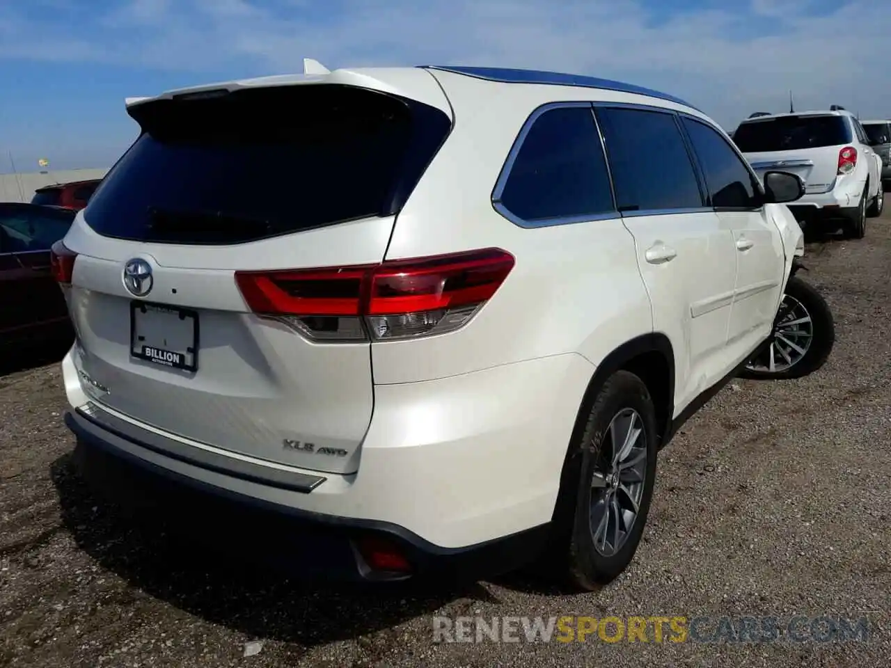 4 Photograph of a damaged car 5TDJZRFH6KS617317 TOYOTA HIGHLANDER 2019