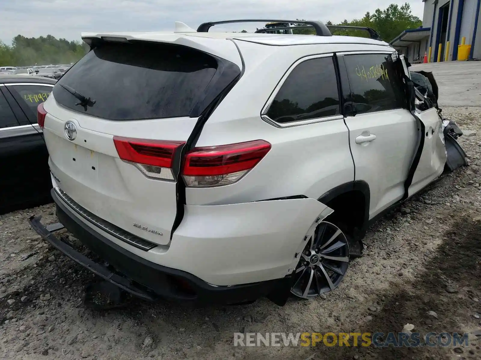 4 Photograph of a damaged car 5TDJZRFH6KS617348 TOYOTA HIGHLANDER 2019