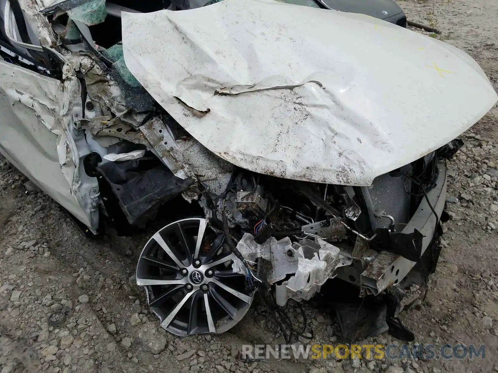 9 Photograph of a damaged car 5TDJZRFH6KS617348 TOYOTA HIGHLANDER 2019