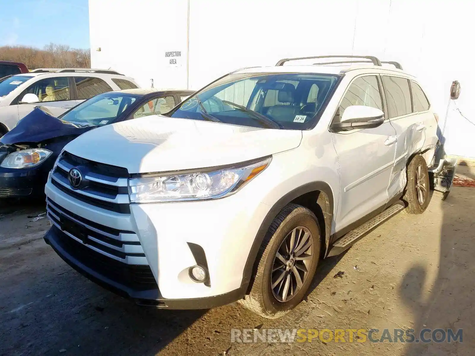 2 Photograph of a damaged car 5TDJZRFH6KS618256 TOYOTA HIGHLANDER 2019