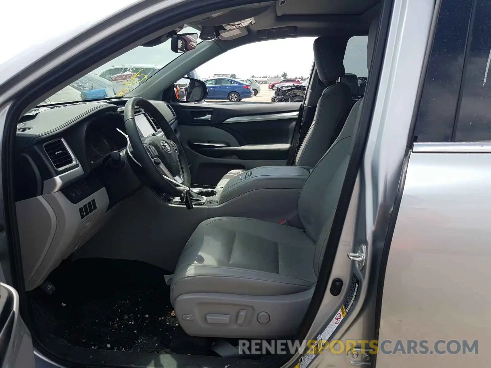 5 Photograph of a damaged car 5TDJZRFH6KS623831 TOYOTA HIGHLANDER 2019