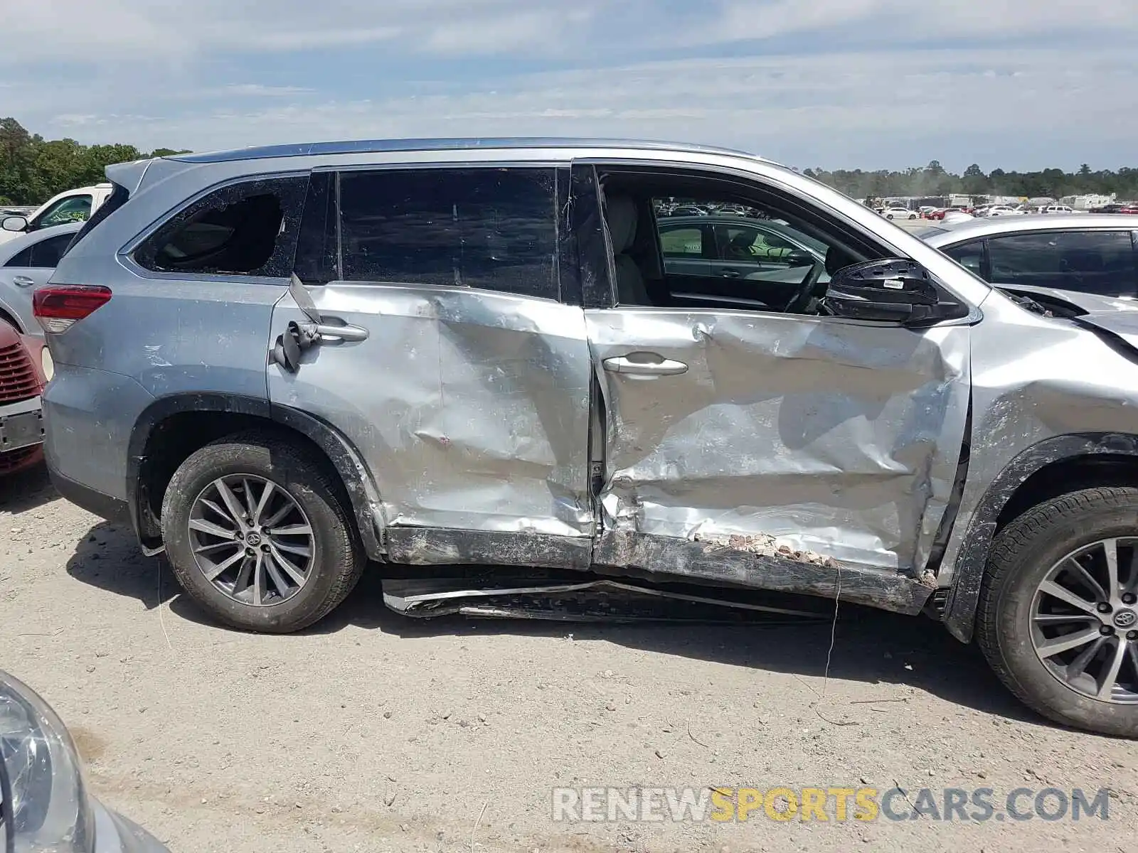 9 Photograph of a damaged car 5TDJZRFH6KS623831 TOYOTA HIGHLANDER 2019