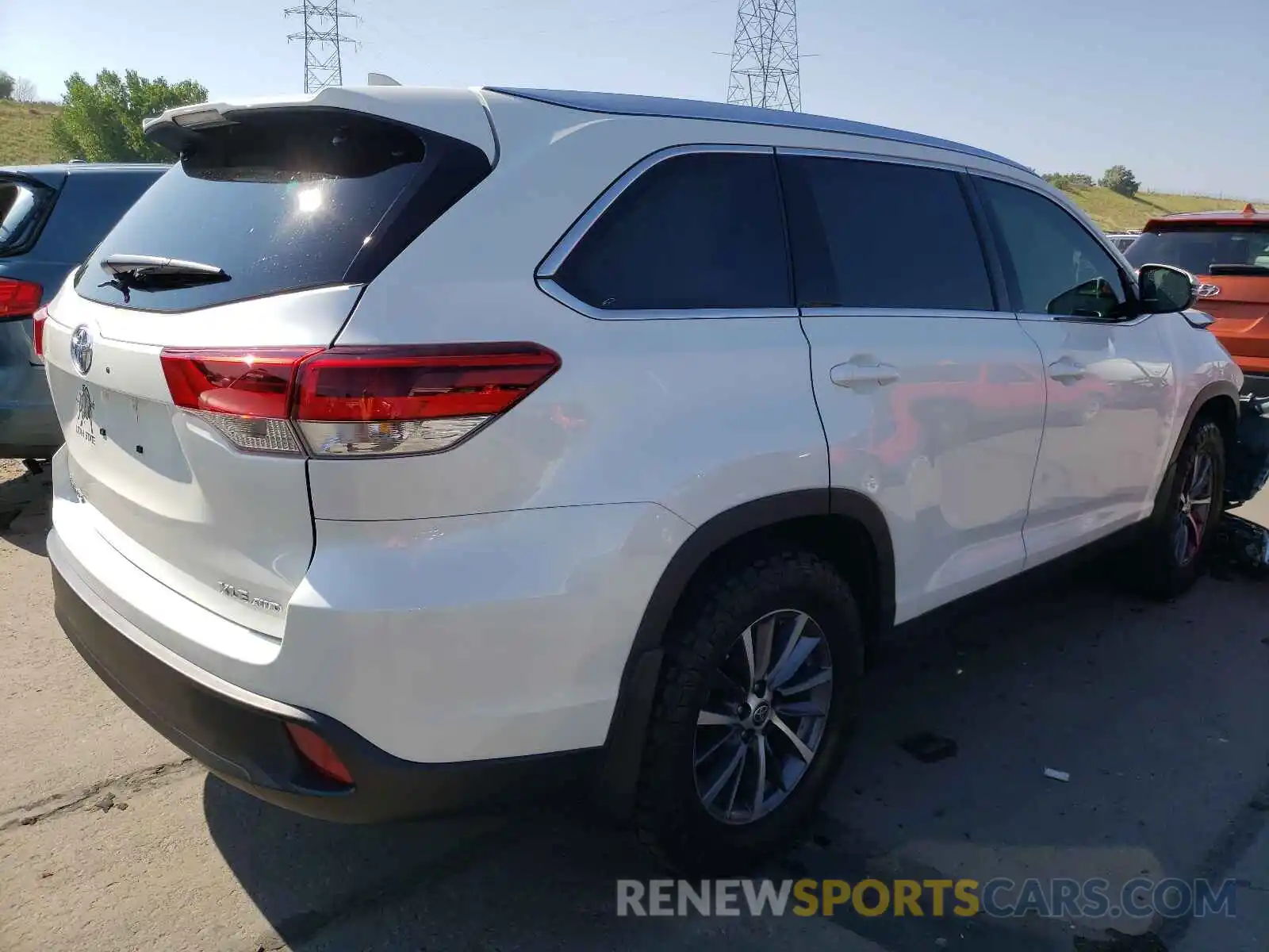 4 Photograph of a damaged car 5TDJZRFH6KS627717 TOYOTA HIGHLANDER 2019