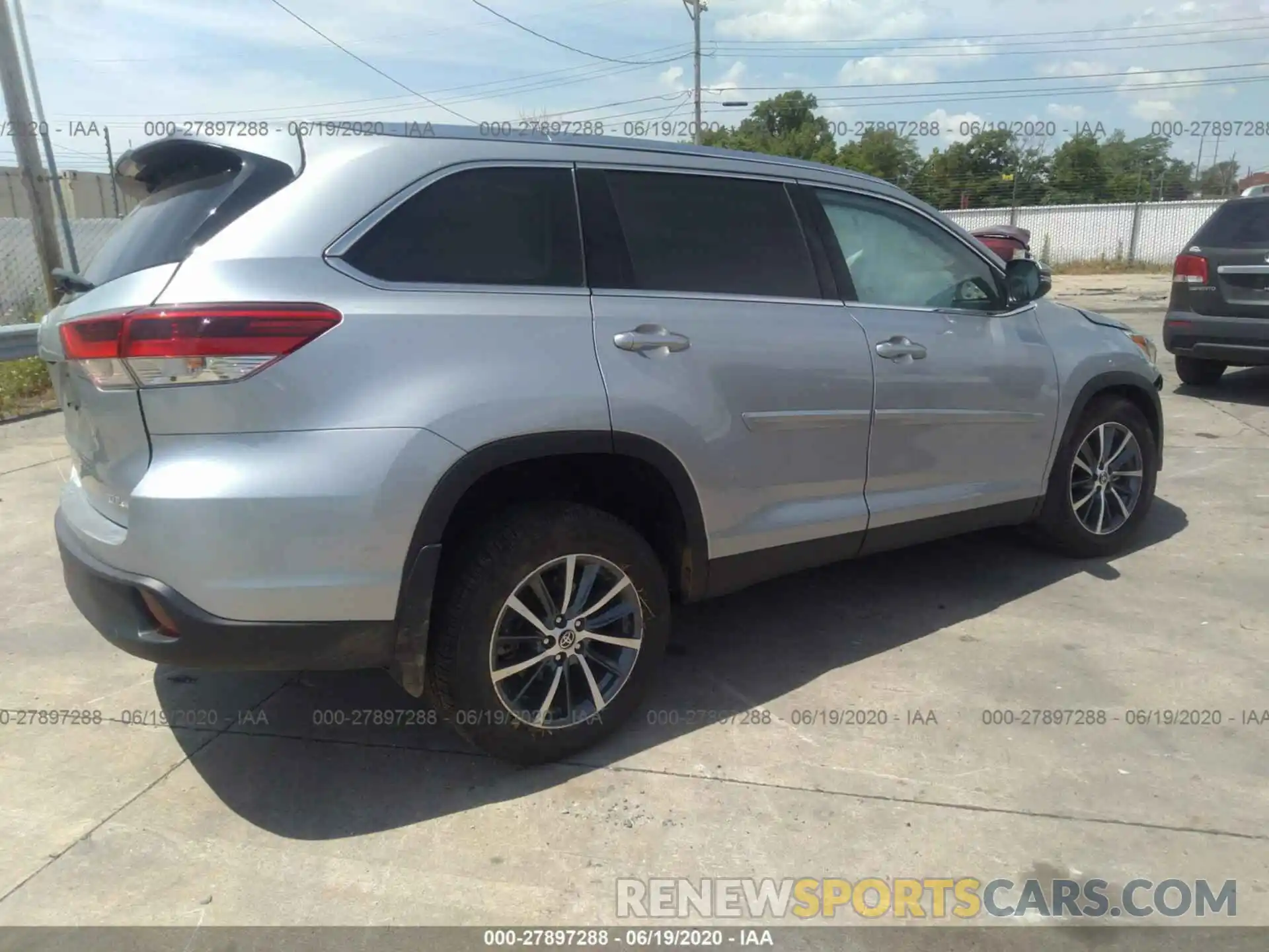 4 Photograph of a damaged car 5TDJZRFH6KS628785 TOYOTA HIGHLANDER 2019